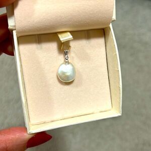 Necklace 18k gold, pearl and diamond necklace enhancer.
Made in Greece.